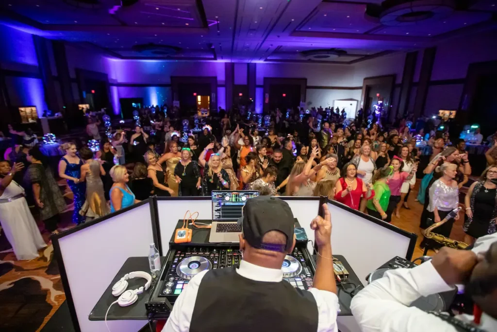 Las Vegas Conference Tips - crowd enjoying the DJ at a conference